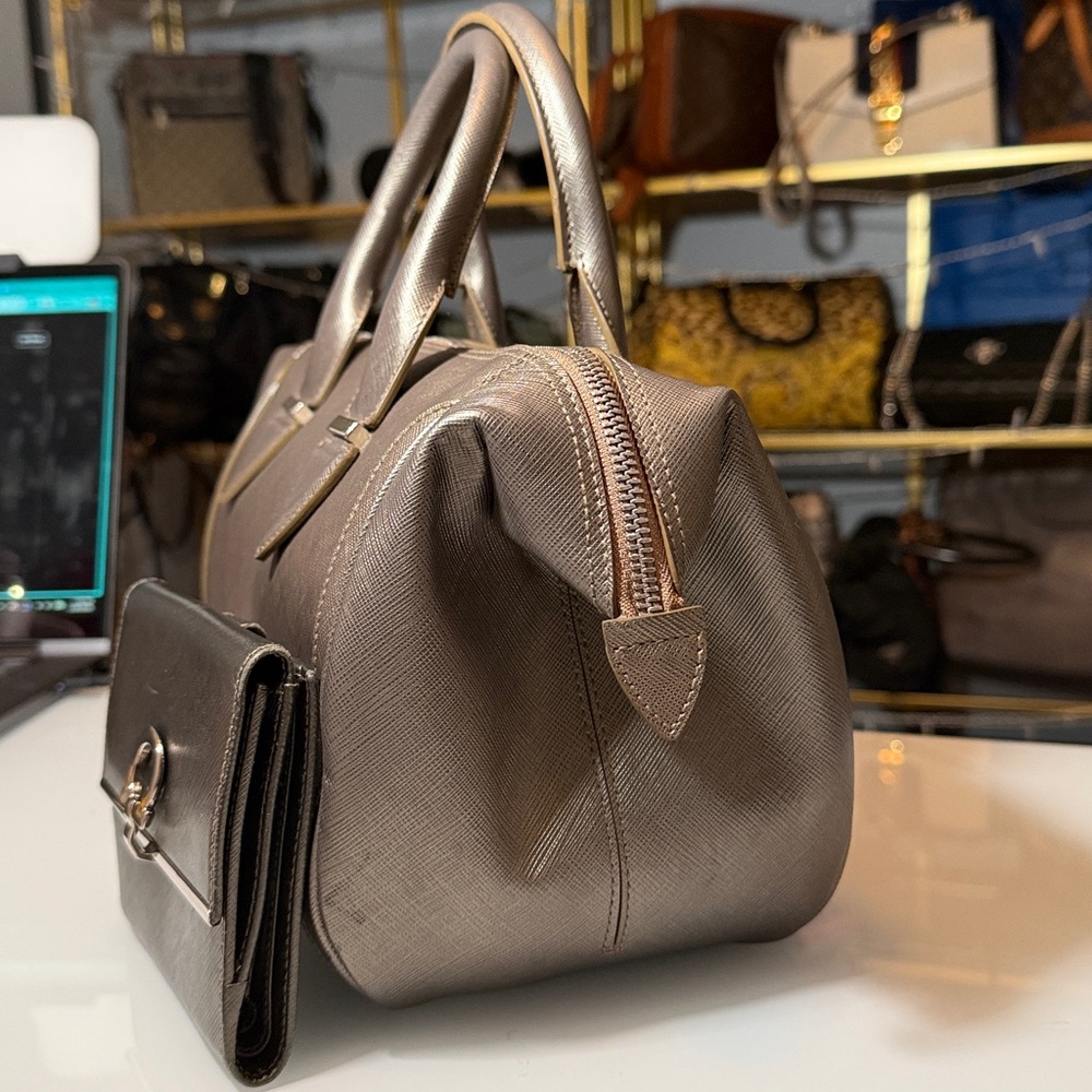 Salvatore Ferragamo SET: Metallic Platinum Gray Satchel & Wallet Silver Gancini - Picture 4 of 13